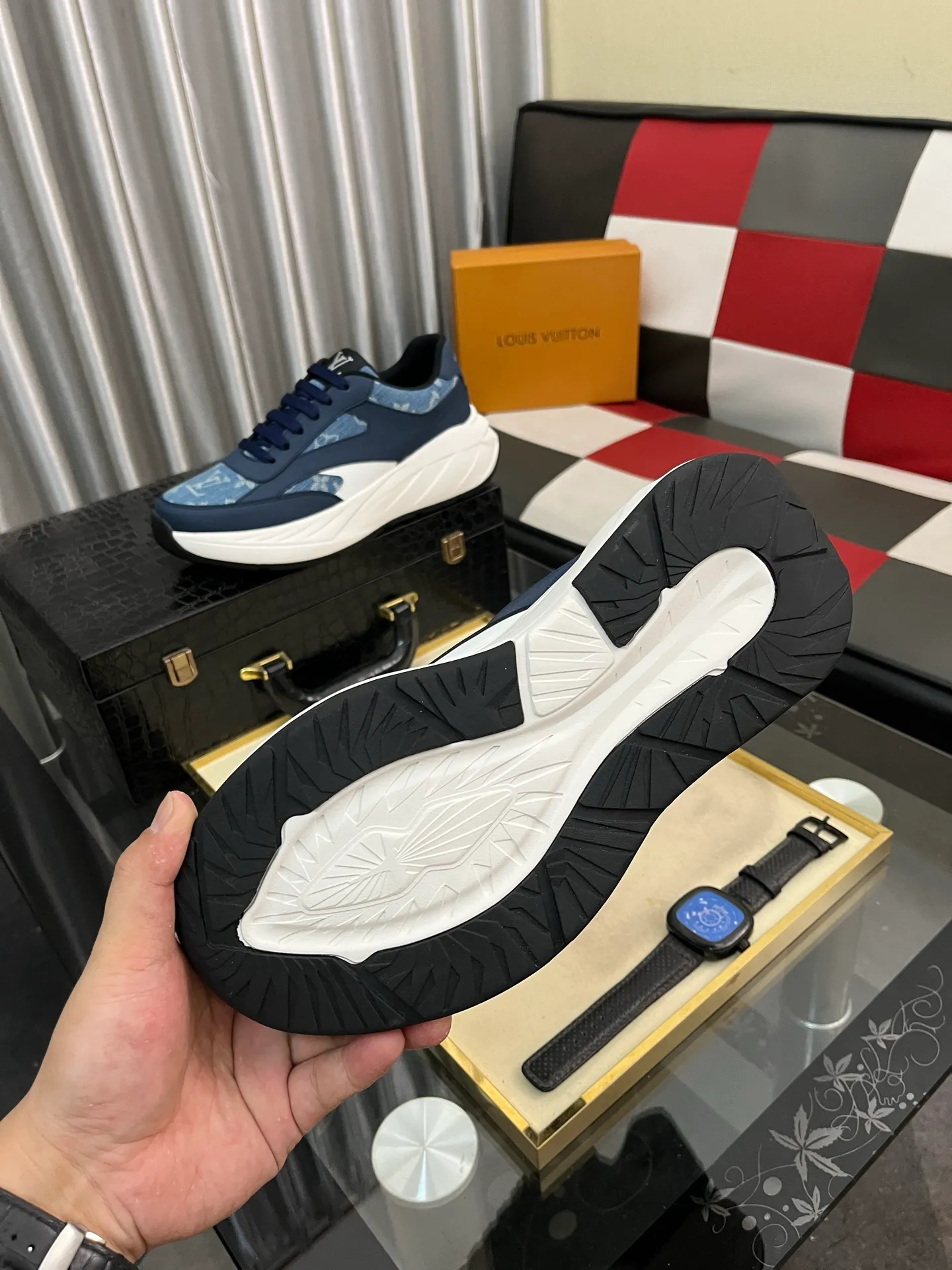 Men's shoes💰438⌚️⌚️《Louis vuitton/LV Louis Vuitton》original quality.~ Unique modern style sneakers. 🏃A must-have casual shoe for trendy men😍😍 Original brand imported from Italy, imported original leather, cowhide lining (refuses to discolor and grind feet) sole: original sole provided by the original factory, French lazy style design ⚠️Fit to the feet, original quality, super comfortable original sole. Code number: 38-442️⃣Colors available
